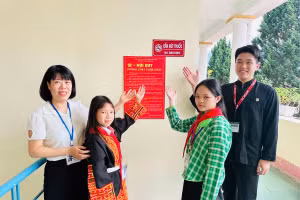 Cô Nguyễn Kim Dung – giáo viên Trường PTDTNT THCS – THPT Cao Lộc cùng học trò tuyên phòng chống tác hại thuốc lá.