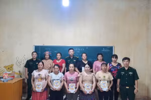 Trung tá Đinh Thái Đạt (bên phải hàng 1 ngoài cùng), Nhân viên Vận động Quần chúng, Đồn Biên phòng A Mú Sung, Bộ đội Biên phòng tỉnh Lào Cai cùng học viên. Ảnh NVCC.