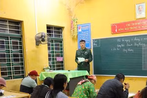 Thượng uý Vàng A Di - Đội trưởng Phòng chống ma túy và tội phạm, Đồn Biên phòng Leng Su Sìn, Ban chỉ huy Bộ đội Biên phòng tỉnh Điện Biên tham gia dạy lớp xoá mù chữ. Ảnh NVCC.