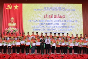 Quang cảnh buổi lễ bế giảng.