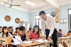 Thầy Nguyễn Mạnh Hùng tại Trường PTDT Nội trú Bố Trạch (Quảng Trị) cùng học sinh. Ảnh NVCC.