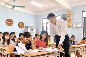 Thầy Nguyễn Mạnh Hùng tại Trường PTDT Nội trú Bố Trạch (Quảng Trị) cùng học sinh. Ảnh NVCC.