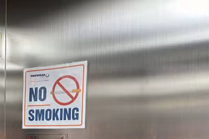 Biển cấm hút thuốc được bố trí nhiều nơi. Ảnh DĐ.