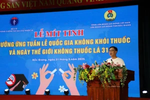 Ông Nguyễn Mạnh Hùng- Phó Chủ tịch thường trực Liên đoàn Lao động tỉnh Bắc Giang phát biểu hưởng ứng Lễ mít tinh.
