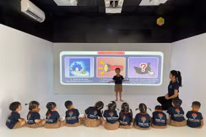 Tạo môi trường để trẻ tiếp cận với tiếng Anh một cách tự nhiên. Ảnh NT.