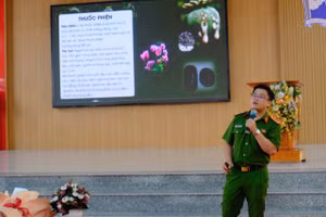 Trường THPT Việt Bắc (Lạng Sơn) mời công an về giáo dục, tuyên truyền.