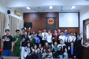 PGS.TS. Nguyễn Bá Bình (hàng thứ ba, đứng thứ ba từ phải sang), Phó Hiệu trưởng Trường Đại học Luật Hà Nội – Phó Chủ tịch thường trực Hội đồng tuyển sinh cùng sinh viên tại phòng diễn án.