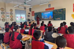 Cô giáo Nguyễn Thị Huế - Trường Tiểu học Tây Tựu A cùng học trò. Ảnh NC.