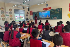 Cô giáo Nguyễn Thị Huế - Trường Tiểu học Tây Tựu A cùng học trò. Ảnh NC.