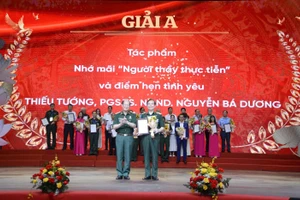Tác phẩm đoạt giải A là “Người thầy thực tiễn và điểm hẹn tình yêu” của Thiếu tướng, Phó Giáo sư, Tiến sĩ, Nhà giáo nhân dân Nguyễn Bá Dương.