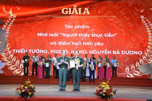 Tác phẩm đoạt giải A là “Người thầy thực tiễn và điểm hẹn tình yêu” của Thiếu tướng, Phó Giáo sư, Tiến sĩ, Nhà giáo nhân dân Nguyễn Bá Dương.