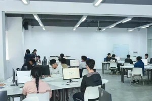 Thí sinh tham gia đánh giá tư duy của ĐH Bách khoa Hà Nội. Ảnh NTCC.