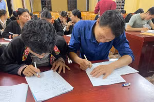 Học viên tham gia lớp xoá mù chữ ở xã Văn Lãng, Lạng Sơn.