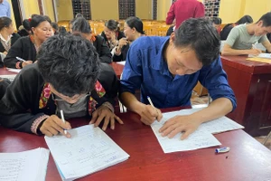 Học viên tham gia lớp xoá mù chữ ở xã Văn Lãng, Lạng Sơn.