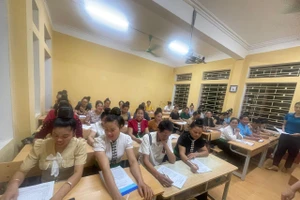 Người dân xã Văn Lãng (Lạng Sơn) tham gia lớp xoá mù chữ.