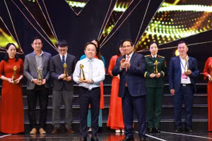 Thủ tướng Phạm Minh Chính trao giải Vàng cho đại diện các nhóm tác giả. 