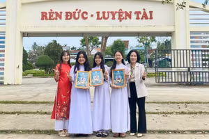 Cô Ngô Thị Minh Thủy (ngoài cùng bên phải) cùng học trò của mình. Ảnh NVCC.