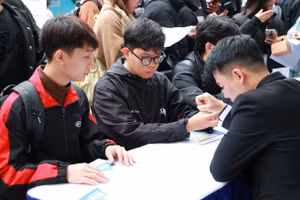 Nhiều sinh viên đến các gian hàng để lắng nghe tư vấn việc làm.