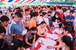 Phụ huynh và học sinh, sinh viên làm thủ tục nhập học.