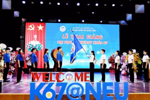 Nghi thức trao cờ truyền thống cho tân sinh viên.