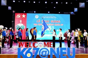 Nghi thức trao cờ truyền thống cho tân sinh viên.