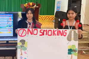 Học sinh Trường Phổ thông Dân tộc Nội trú THPT N’ Trang Lơng (Đắk Lắk) tuyên truyền phòng chống tác hại thuốc lá.