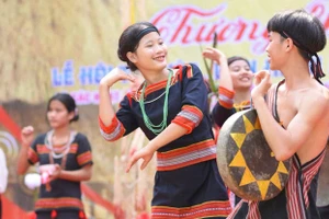 Học sinh Trường Phổ thông Dân tộc Nội trú THCS&THPT Nam Trà My biểu diễn Cồng chiêng.