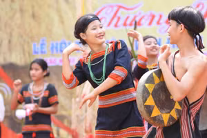 Học sinh Trường Phổ thông Dân tộc Nội trú THCS&THPT Nam Trà My biểu diễn Cồng chiêng.