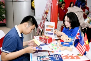 Học sinh tham gia ngày tư vấn tuyển sinh hướng nghiệp năm 2025 của Đại học Kinh tế Quốc dân.
