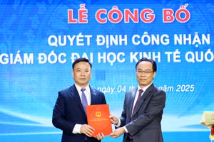 Thứ trưởng Bộ GD&ĐT Hoàng Minh Sơn trao Quyết định công nhận Giám đốc Đại học Kinh tế Quốc dân.