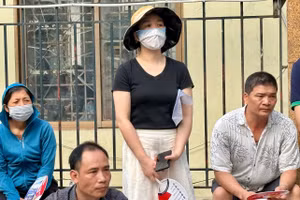 Phụ huynh đứng ngồi chờ con ngoài điểm thi.