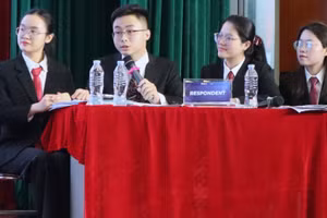 Sinh viên tham gia tranh tài tại vòng chung kết.