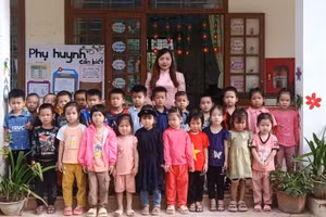 Cô Lành Thị Thu Hằng cùng các em học sinh lớp mẫu giáo ghép 4, 5 tuổi do cô chủ nhiệm. Ảnh NVCC