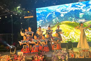 Các cô giáo mầm non dự thi tài năng trong đêm Gala Teachers Shine Bright.