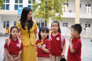 Cô Lưu Thị Chính Phương – Phó Hiệu trưởng Trường Tiểu học Đoàn Kết (quận Long Biên, TP. Hà Nội) cùng học trò của mình. Ảnh ĐD