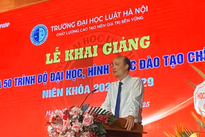 PGS.TS Tô Văn Hòa, Hiệu trưởng Trường ĐH Luật Hà Nội phát biểu.
