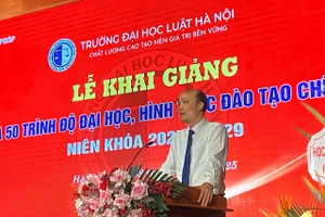 PGS.TS Tô Văn Hòa, Hiệu trưởng Trường ĐH Luật Hà Nội phát biểu.