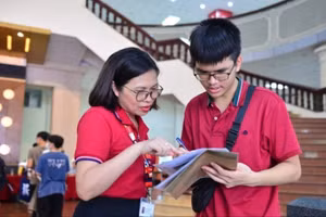 Để tạo thuận lợi cho sinh viên, rất nhiều cán bộ, giảng viên đã có mặt từ sớm để hỗ trợ. 