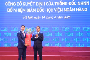 Thống đốc Phạm Đức Ấn trao Quyết định và chúc mừng PGS.TS. Bùi Hữu Toàn – Bí thư Đảng ủy, Giám đốc HVNH.