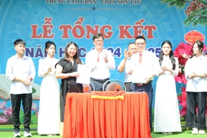 Trung tâm GDNN-GDTX thị xã Sơn Tây ký hợp tác đào tạo với Công ty cổ phần Viện nhân lực V10. Ảnh NC.