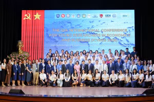 Các đại biểu trong nước và quốc tế tham dự hội thảo.
