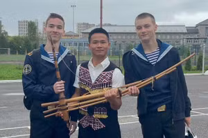 Sùng A Thông mang theo tiếng kèn lá đến trại hè quốc tế tại Saint Petersburg (Liên Bang Nga).