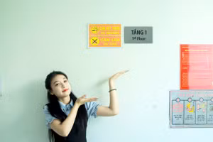 Biển cấm thuốc lá được nhà trường treo ở nhiều nơi để nhắc nhở học sinh, sinh viên. Ảnh NTCC.