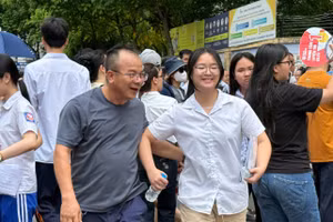 Phụ huynh và thí sinh vui vẻ kết thúc môn thi cuối.