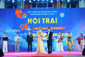 TS. Lê Đức Mạnh – Chủ tịch HĐQT Trường CĐ Y Hà Nội trao chứng nhận cho tân hoa khôi.