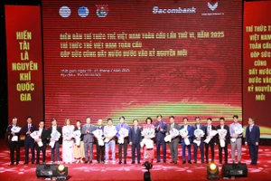 Quang cảnh buổi bế mạc.