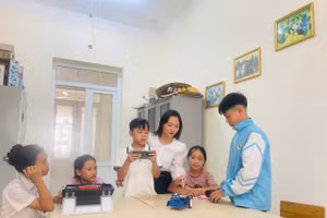 Cô Ngân cùng học trò nghiên cứu robot.