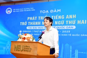 GS.TS Phạm Hồng Chương - Giám đốc Đại học Kinh tế Quốc phát biểu.