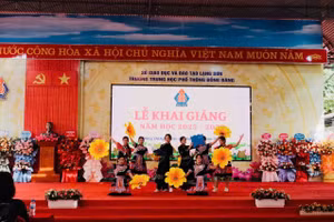 Học sinh Trường THPT Đồng Đăng (Lạng Sơn) tham gia biểu diễn văn nghệ.