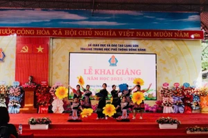 Học sinh Trường THPT Đồng Đăng (Lạng Sơn) tham gia biểu diễn văn nghệ.